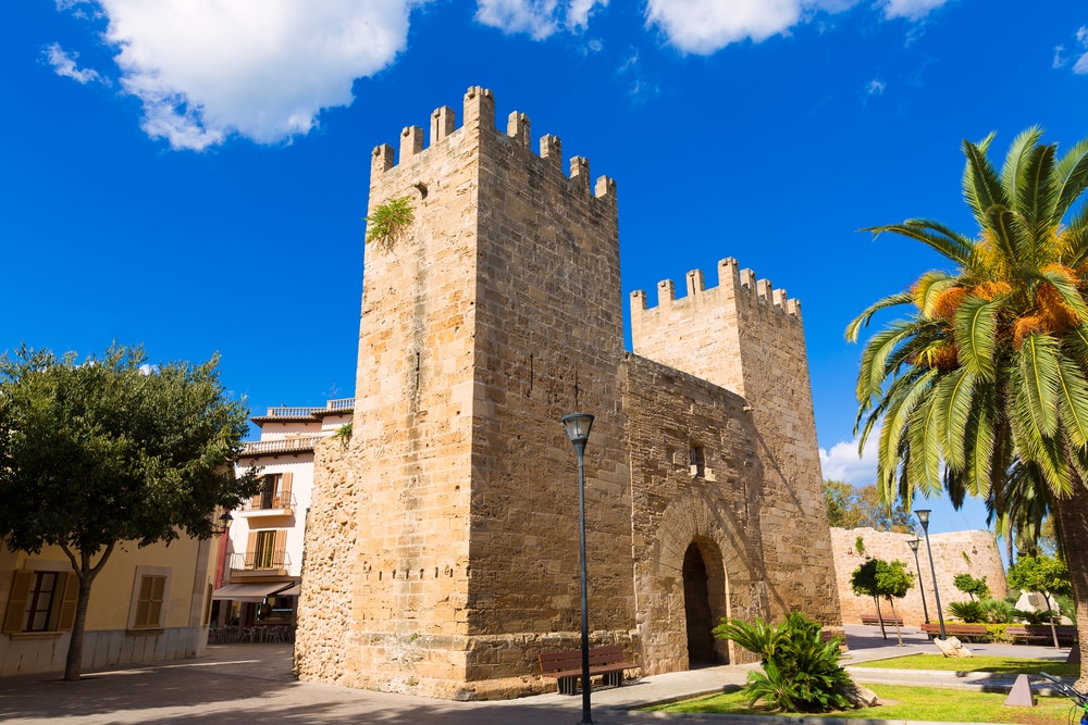 Detalle de Puerta des Moll en casco histórico en Alcudia, Mallorca
