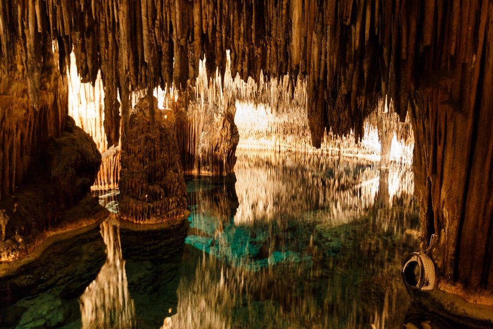 Galería subterránea de la Cueva del Drach en Mallorca