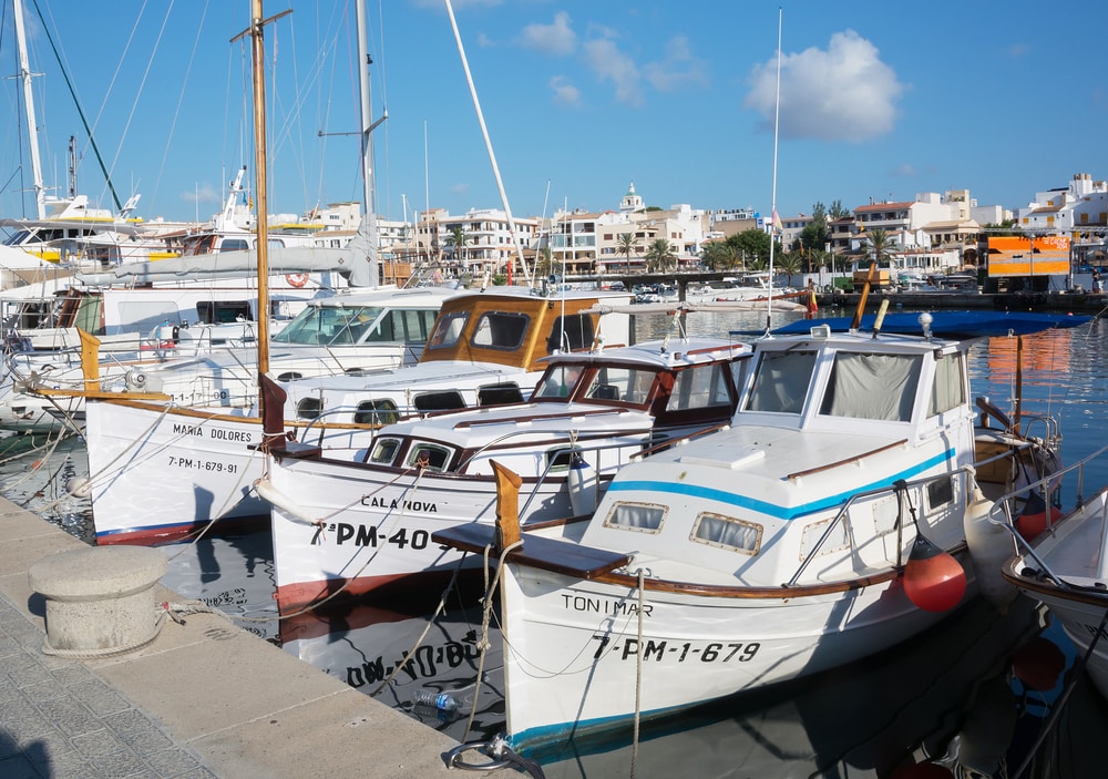 Embarcaciones mallorquinas, llauts, en Cala Ratjada, Mallorca