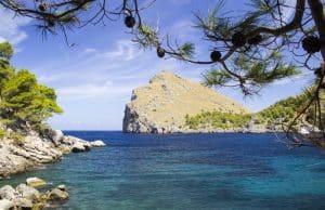 Qué ver en Mallorca en dos días Vistas del norte de Mallorca acantilado, mar turquesa y pinares