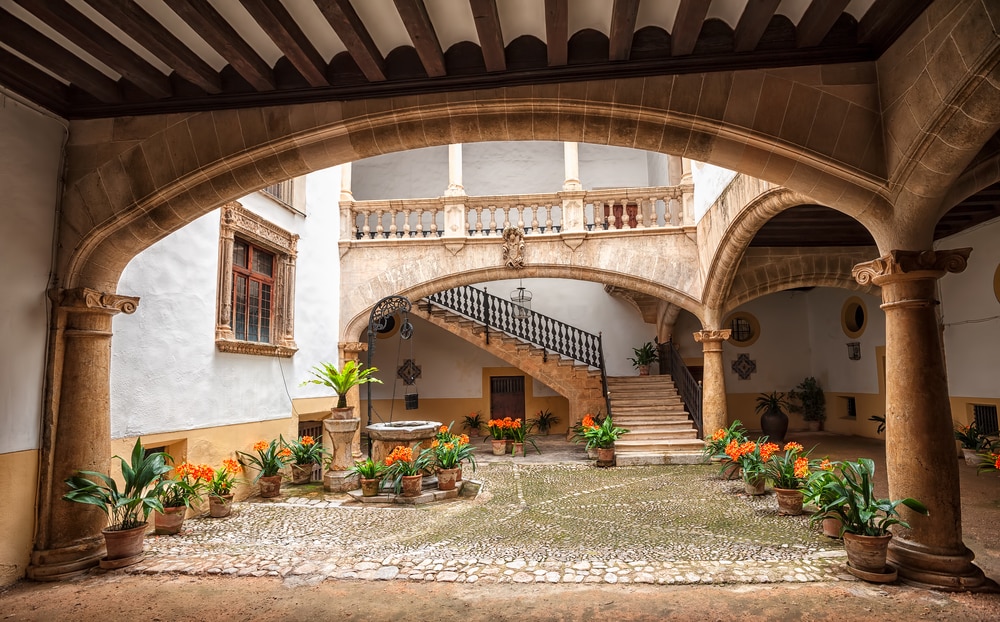 Detalle de un patio decorado con macetas en casa señorial Palma de Mallorca