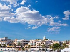 Cala Ratjada en Mallorca Cala Ratjada. Puerto con barquitas típicas mallorquinas en Cala Ratjada, Mallorca