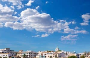 Cala Ratjada en Mallorca Cala Ratjada. Puerto con barquitas típicas mallorquinas en Cala Ratjada, Mallorca