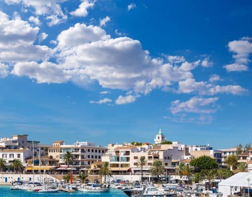 Cala Ratjada en Mallorca Cala Ratjada. Puerto con barquitas típicas mallorquinas en Cala Ratjada, Mallorca