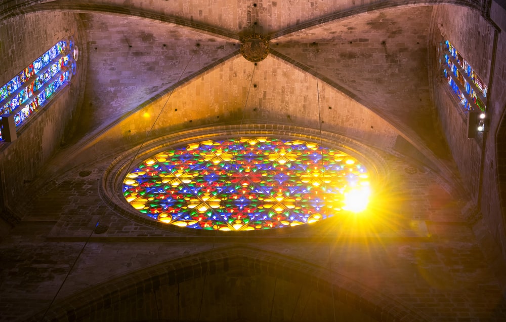Interior del Rosetón de la catedral de Palma de Mallorca, entrando luz por él