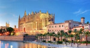 Vista general catedral de Palma de Mallorca anocheciendo