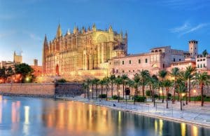 Mallorca en un fín de semana, playas, pueblos, Palma de Mallorca Vista general catedral de Palma de Mallorca anocheciendo