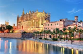 Mallorca en un fín de semana, playas, pueblos, Palma de Mallorca Vista general catedral de Palma de Mallorca anocheciendo