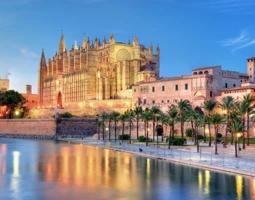 Mallorca en un fín de semana, playas, pueblos, Palma de Mallorca Vista general catedral de Palma de Mallorca anocheciendo